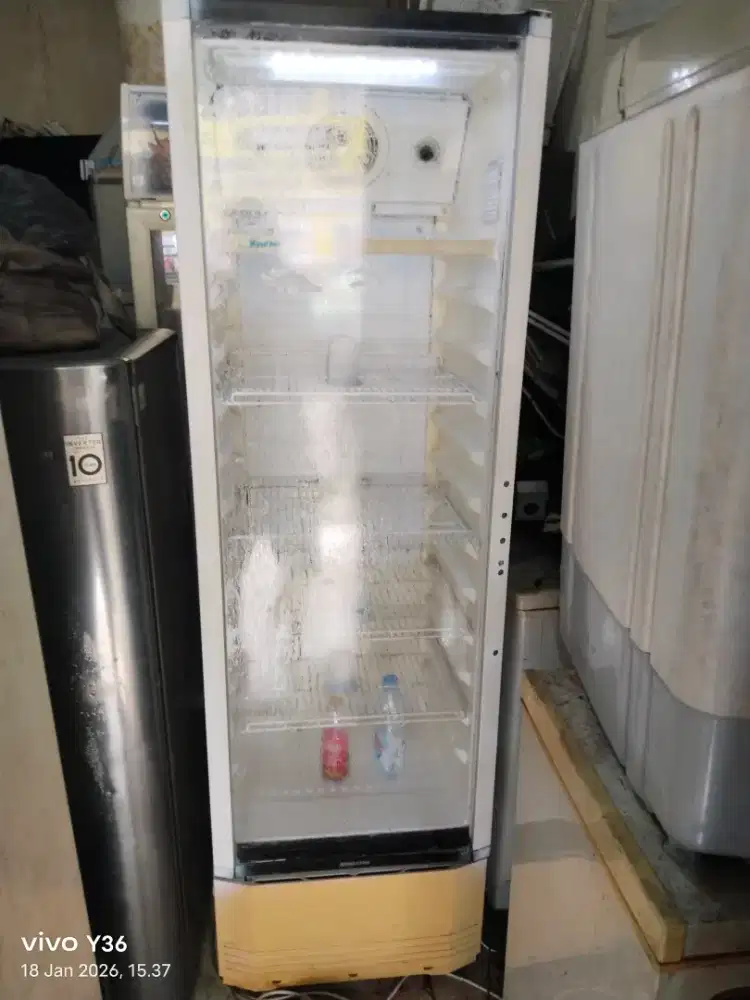 Di jual cepat showcase 5 rak orisinil politron