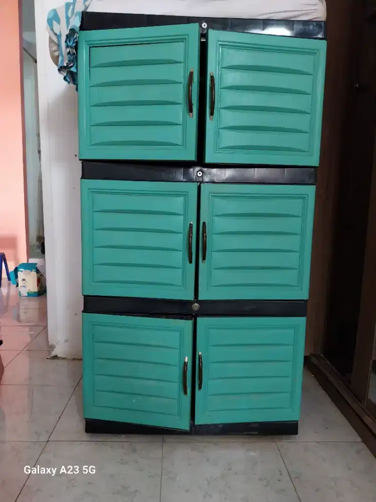 Lemari pakaian plastik