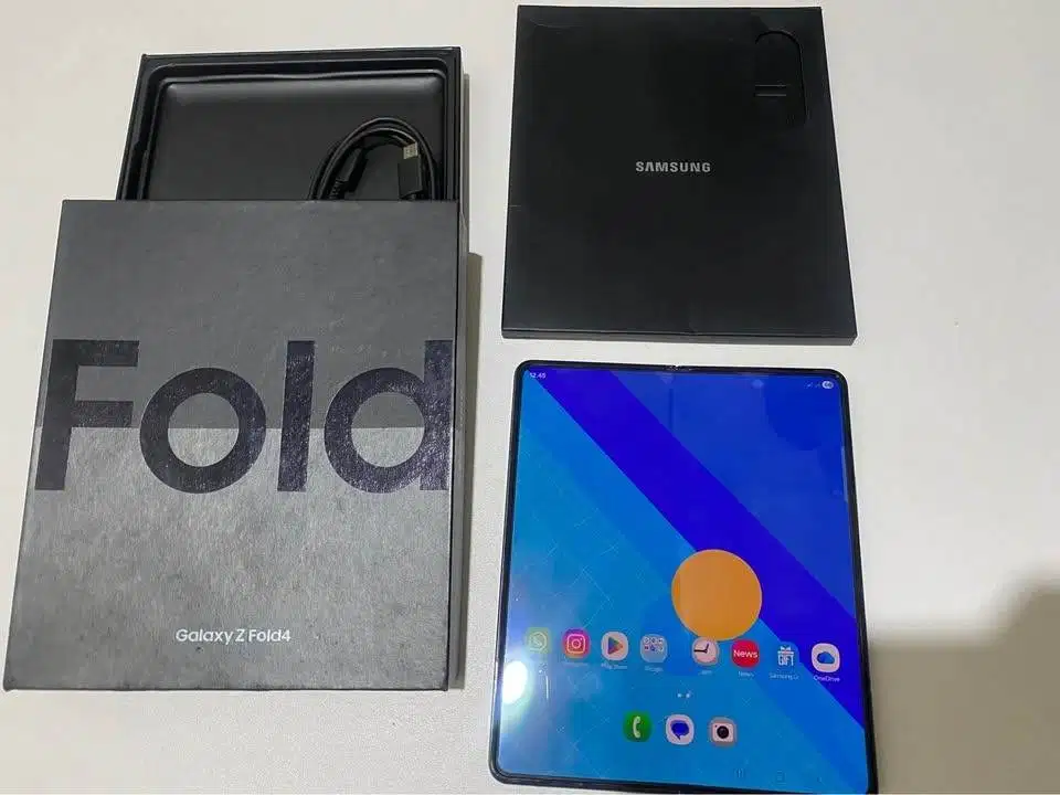 Samsung Galaxy Z Fold4 – Kondisi 90% | Fullset + Box