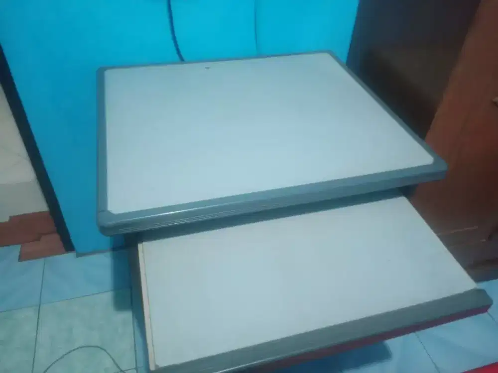 Meja komputer kantor