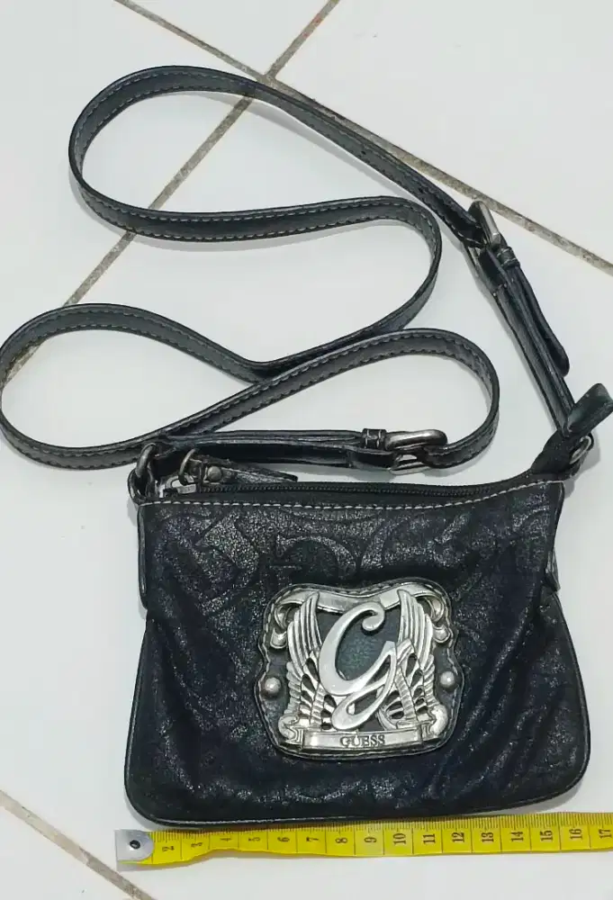 Tas selempang mini (crossbody bag) merek Guess