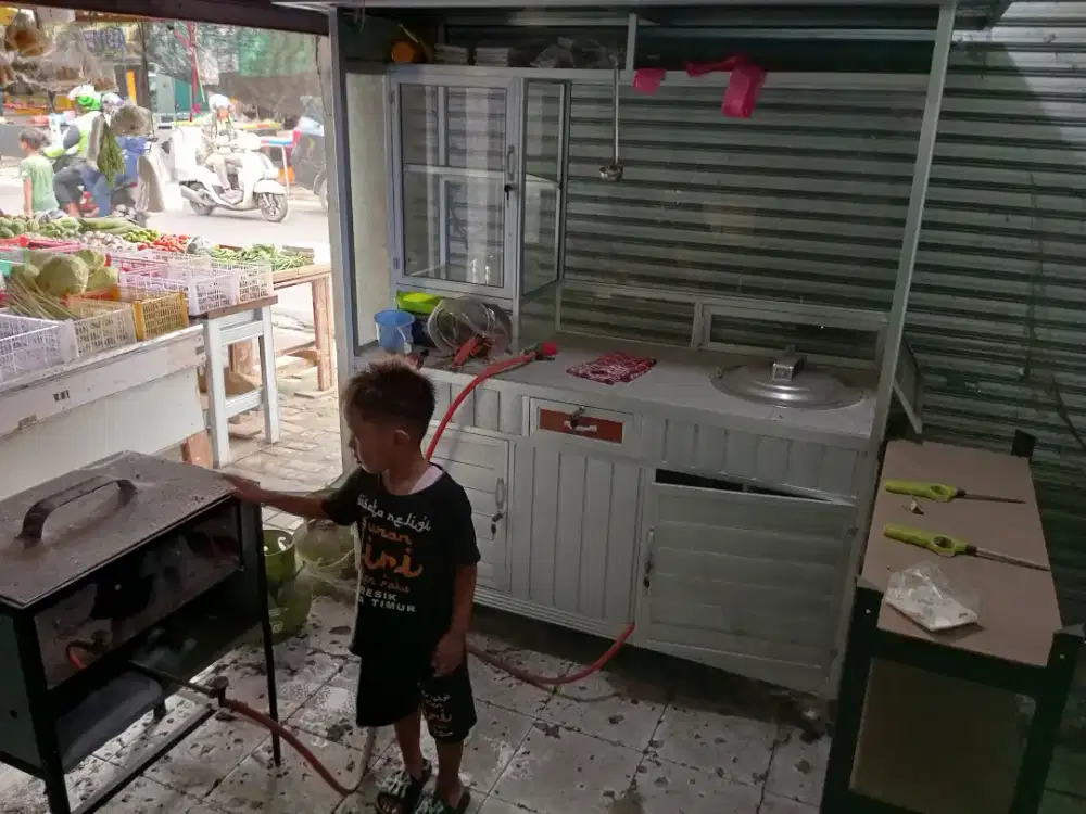 Baru etalase buat dagang mie lengkap