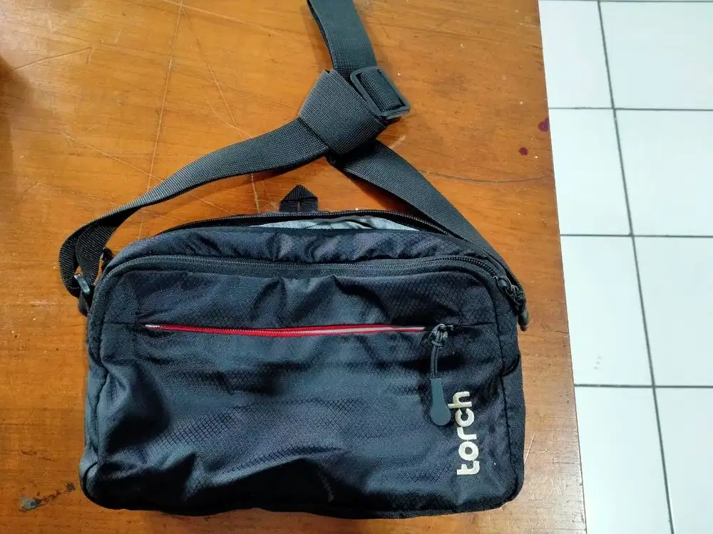 DIJUAL MURAH TAS BEKAS MERK TORCH WARNA HITAM
