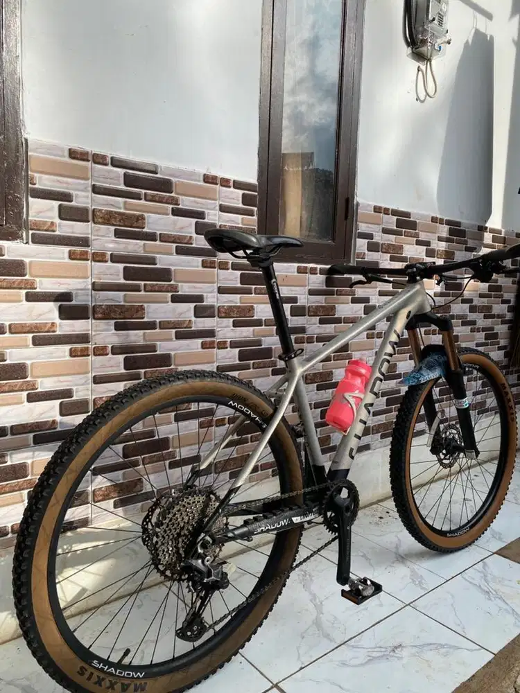 Sepeda United Shadow Nagato