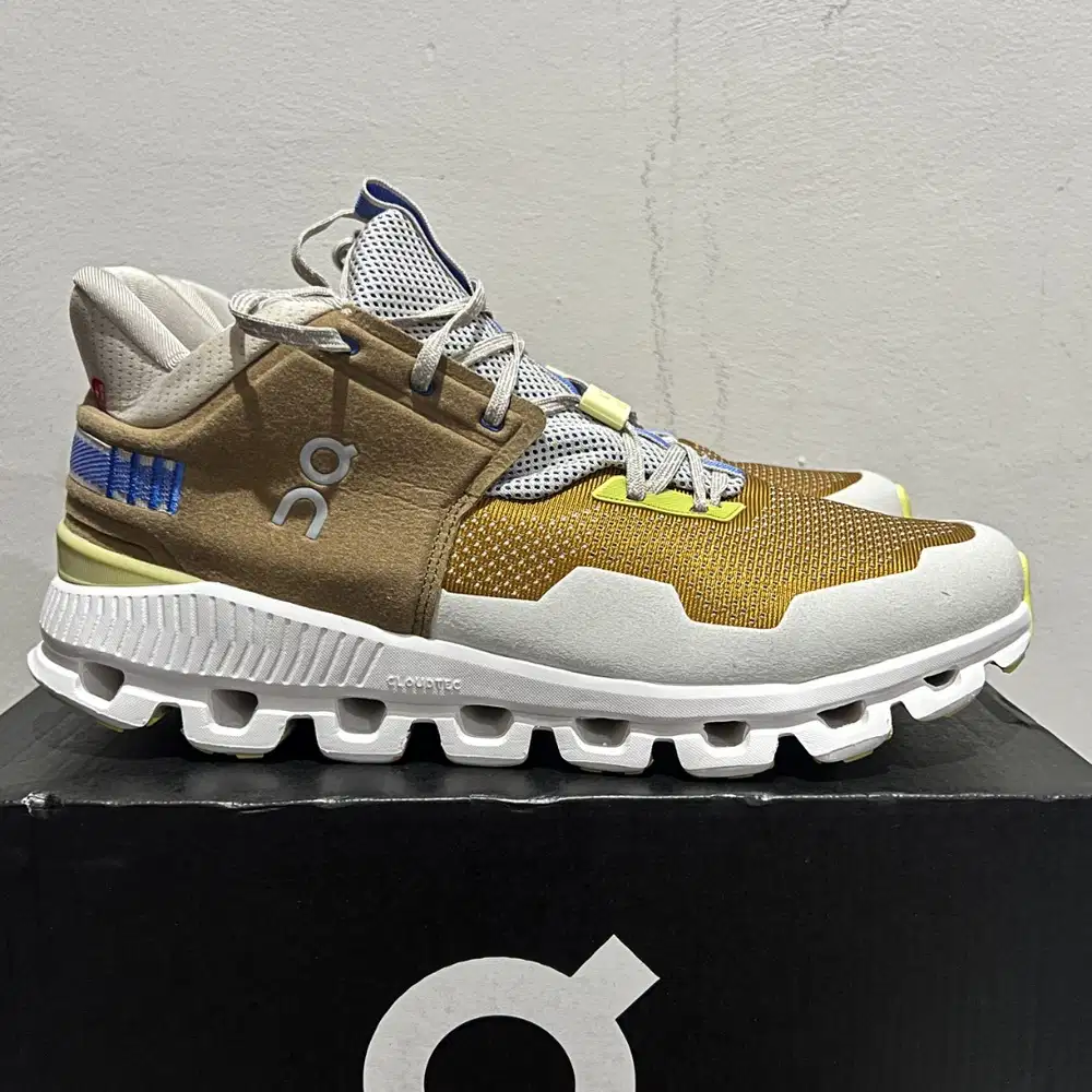 SEPATU SNEAKERS RUNNING ON CLOUD HI OC SIZE 44