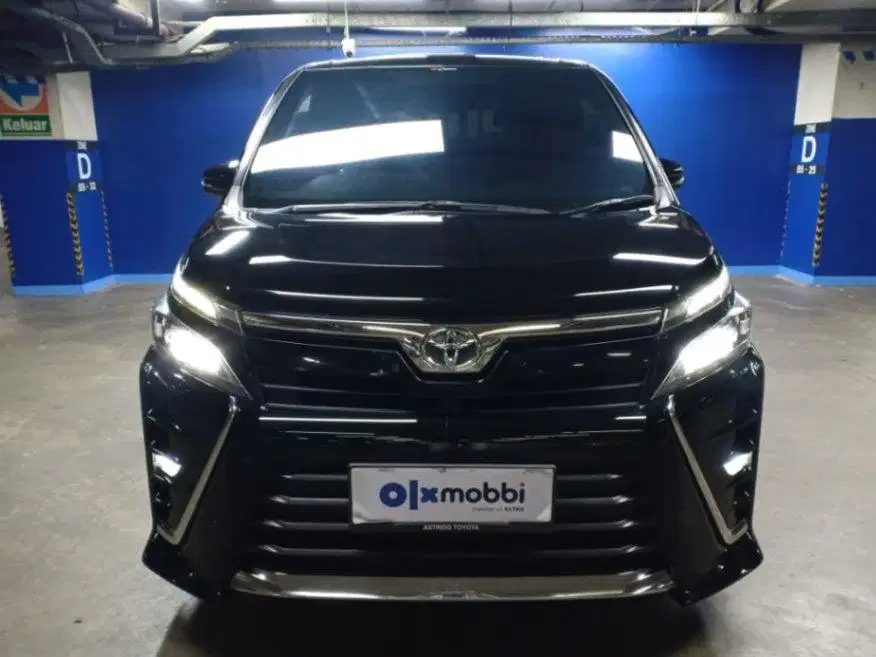 TDP 15JT Toyota Voxy 2.0 Bensin-AT Hitam 2020