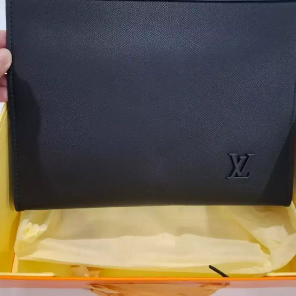 Clutch LV TAIGA LEATHER HITAM ALL BLACK FULLSET BOX LV