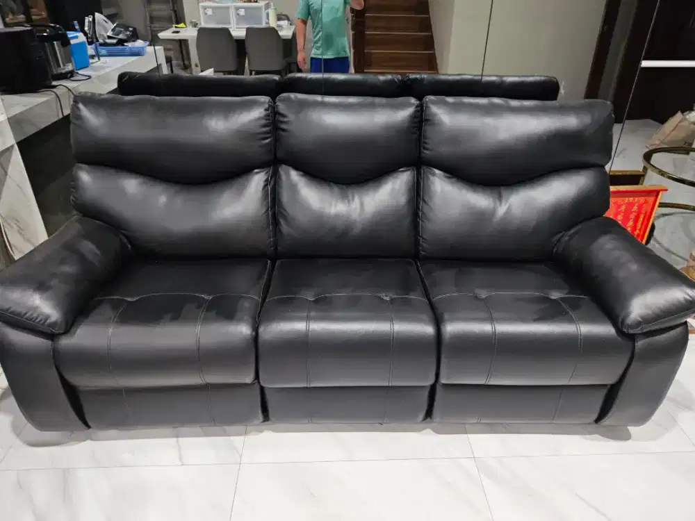 Sofa reclining kulit warna hitam baru pakai 1 bulan