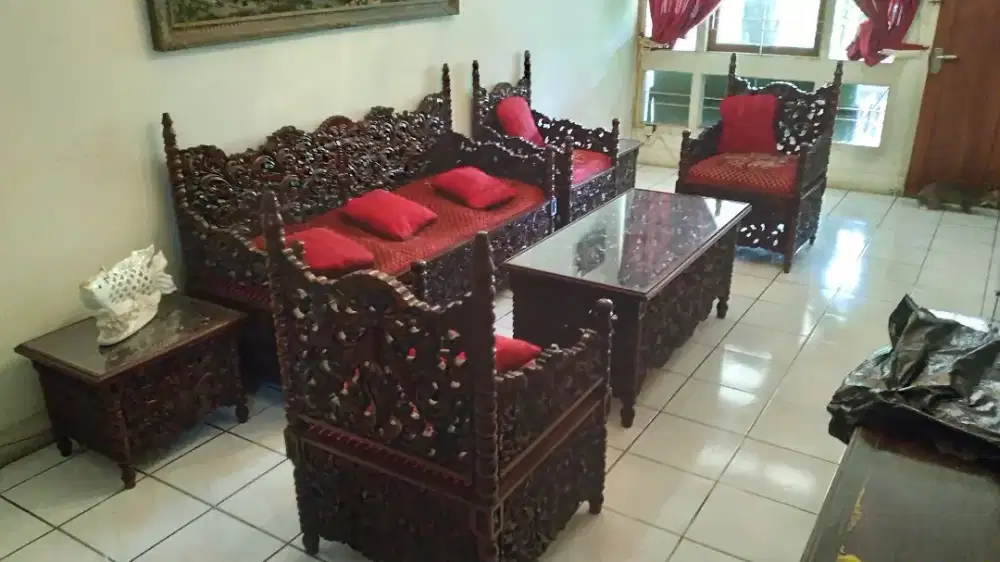 Kursi dan meja ukiran jepara
