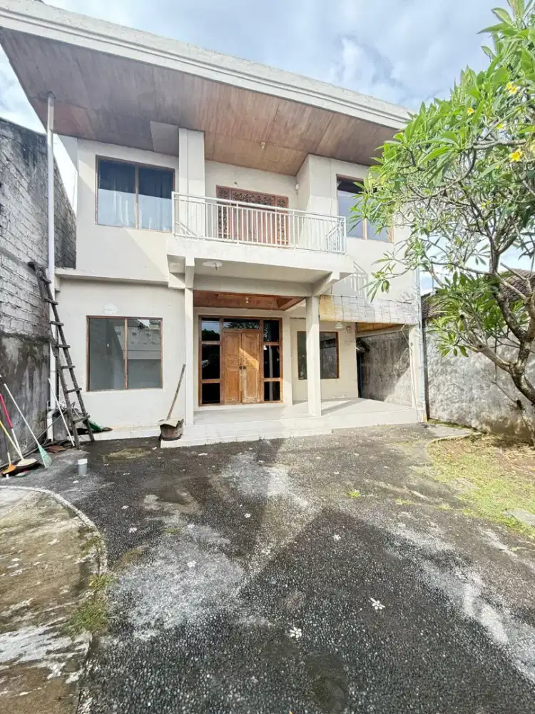 Rmh semi villa 190m2 halaman luas dkt kaw villa intan permai kerobokan