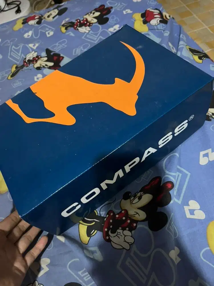 sepatu compass maroon