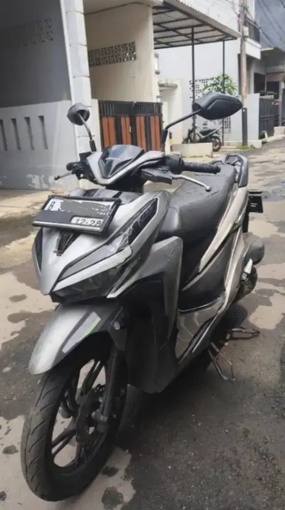 Motor Honda Vario 150 CBS ISS Keyless 2018 second bekas silver jakarta