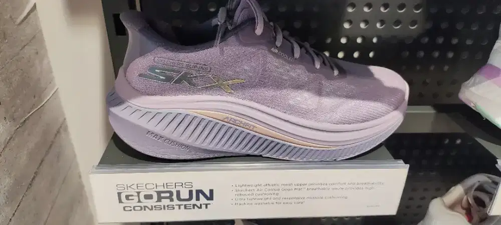 [OPEN JASTIP] SNEAKERS FAVORIT: Skechers, New Balance, & Converse!