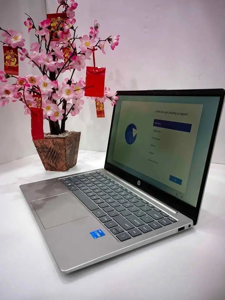 Laptop HP14 ep0260TU i3-1315U 8GB/512GB/Windows 11/OHS 2024/Garansi 2