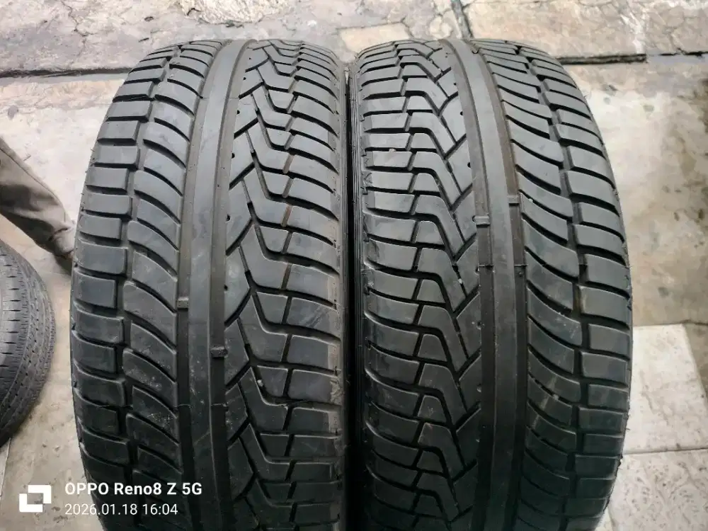 Jual ban copotan mrek accelera 4x4 ukuran 255 55 R18 kond 90% 2pcs.