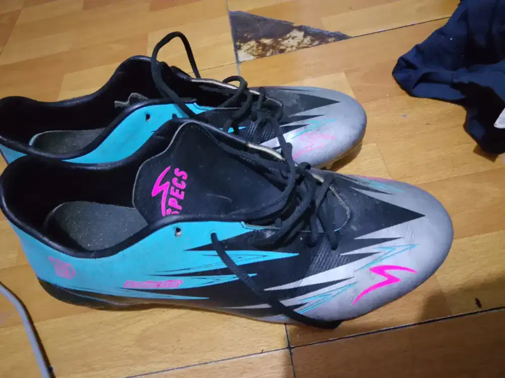 Sepatu bola specs