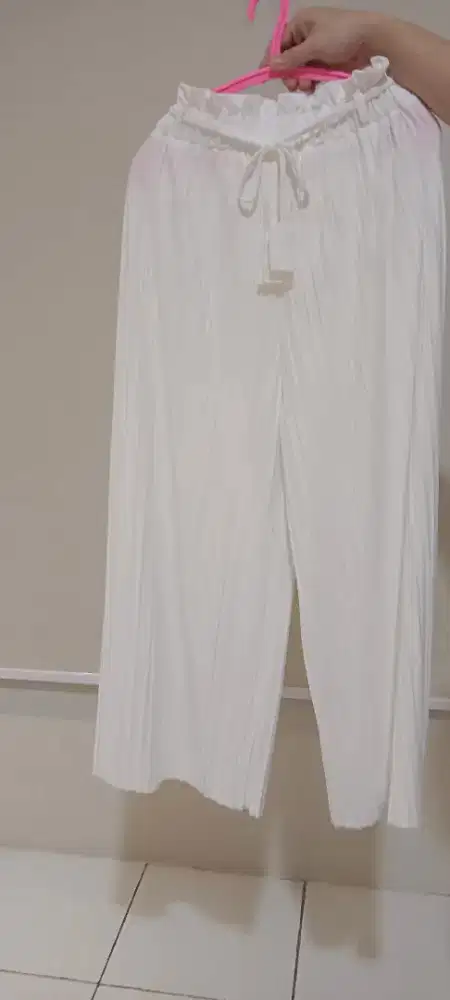 Celana putih lipit senapan