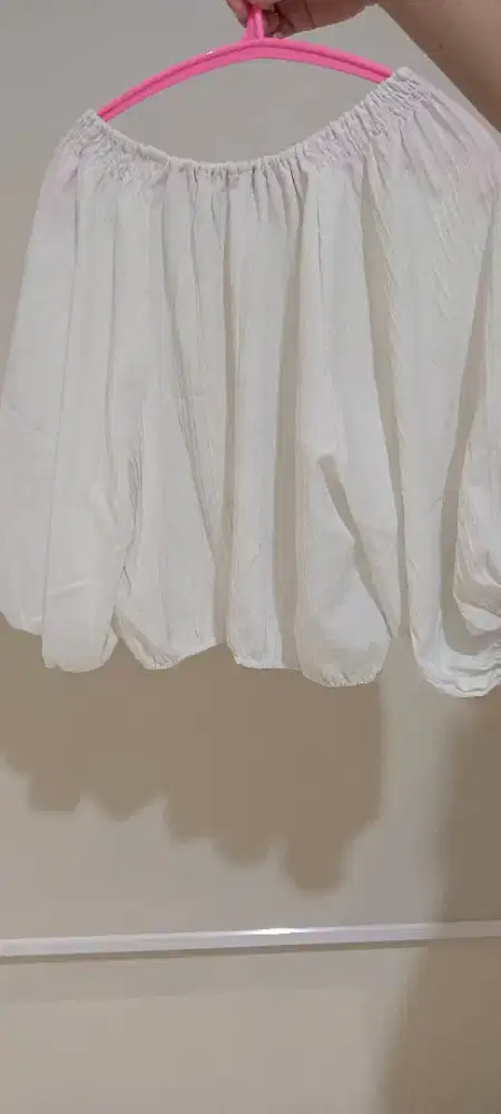 Atasan putih lengan balon