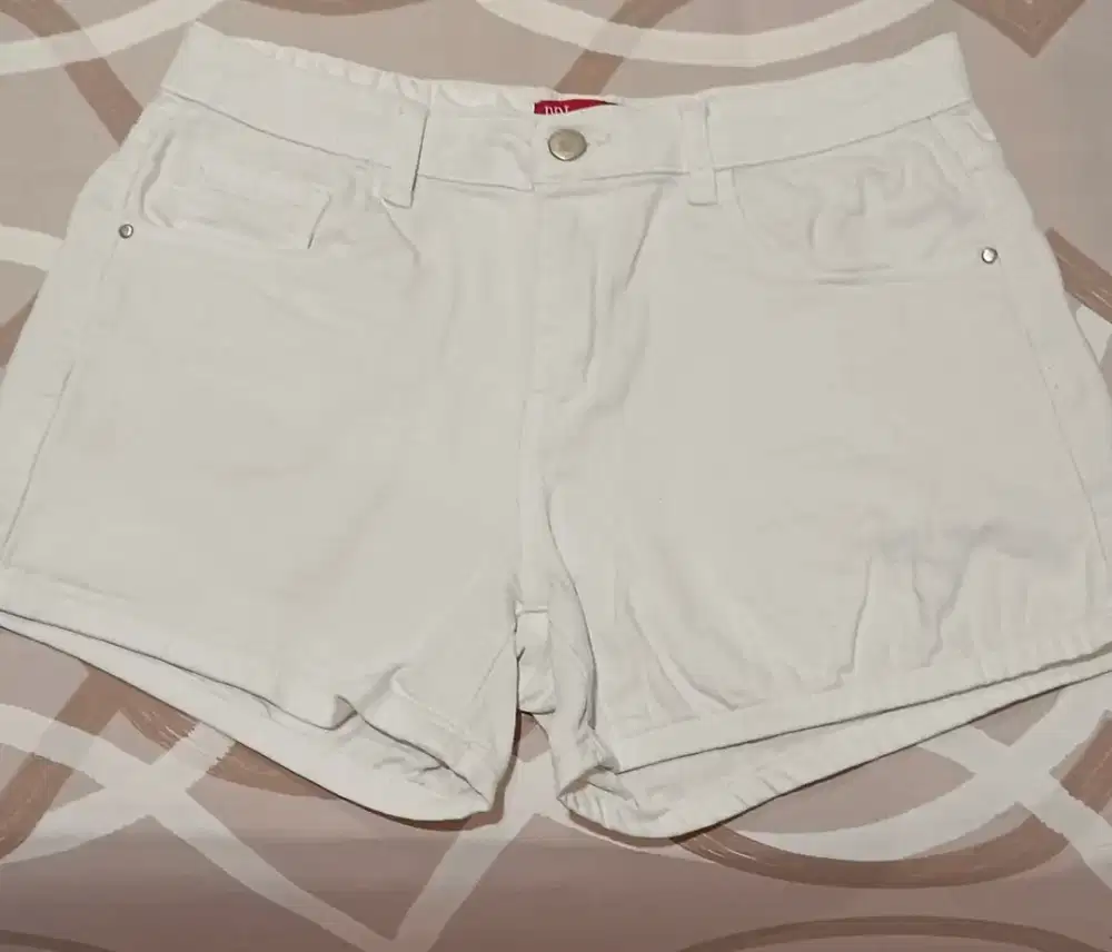 Celana pendek putih