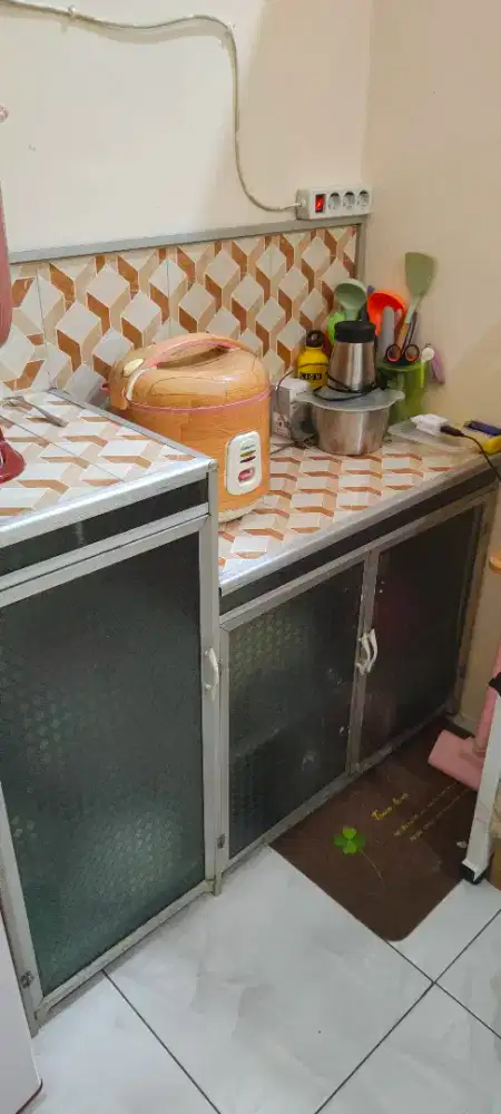 Meja rak piring kompor