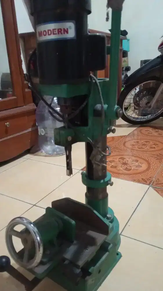 Mesin bor bobok kayu modern