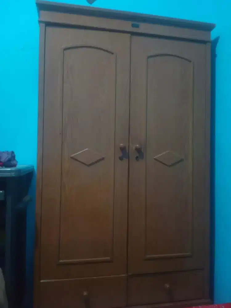 Lemari sedang kayu