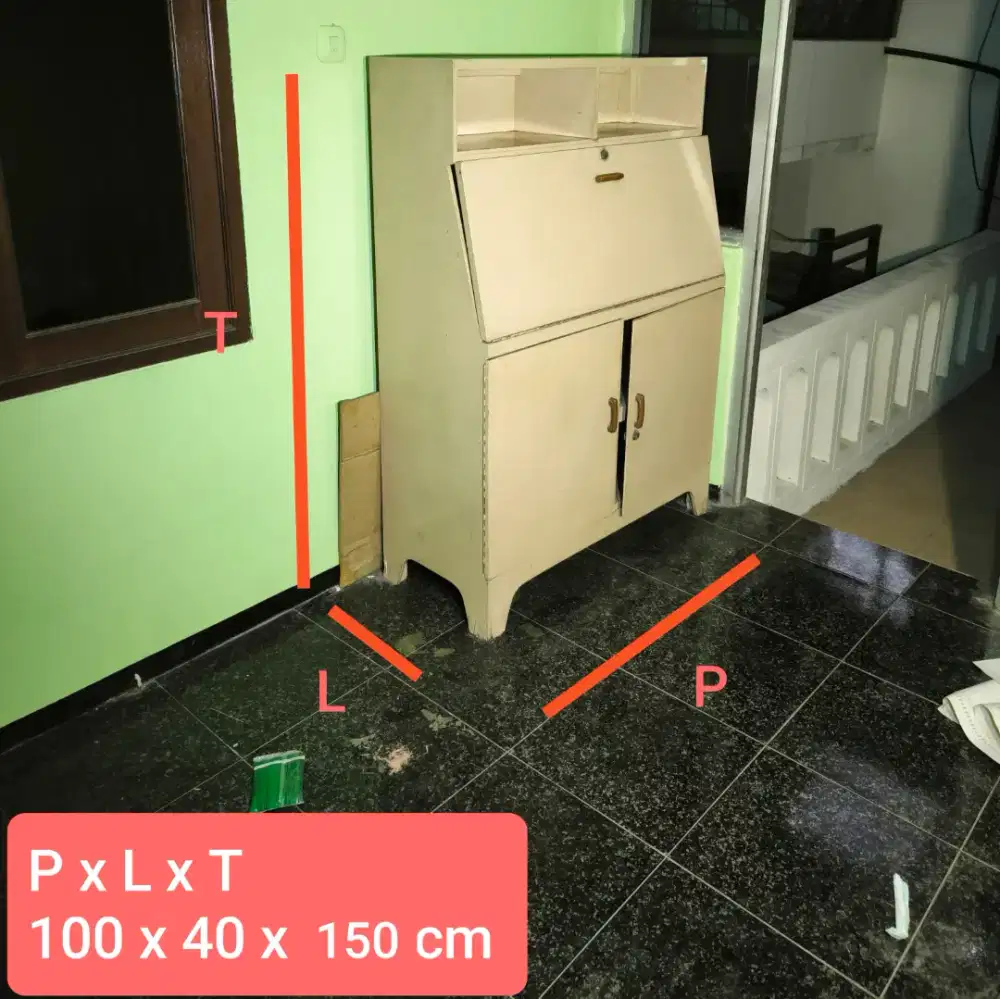 Meja lemarin belajar antik