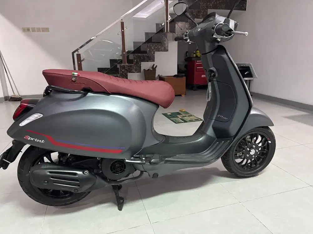 Jual Vespa Sprint S 2023 warna langka abu-abu km 1 perak seperti baru