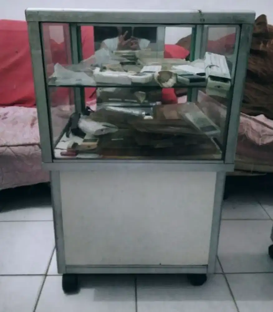 Rak Etalase Kaca Serbaguna
