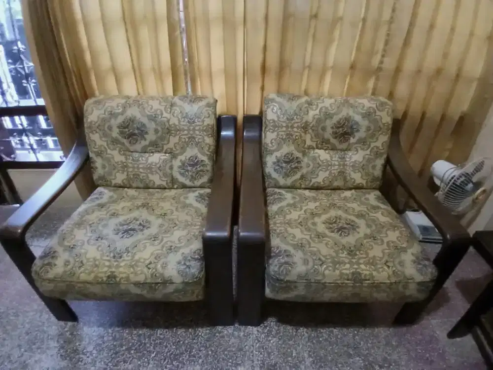 1 set kursi tamu dan meja siap pakai.