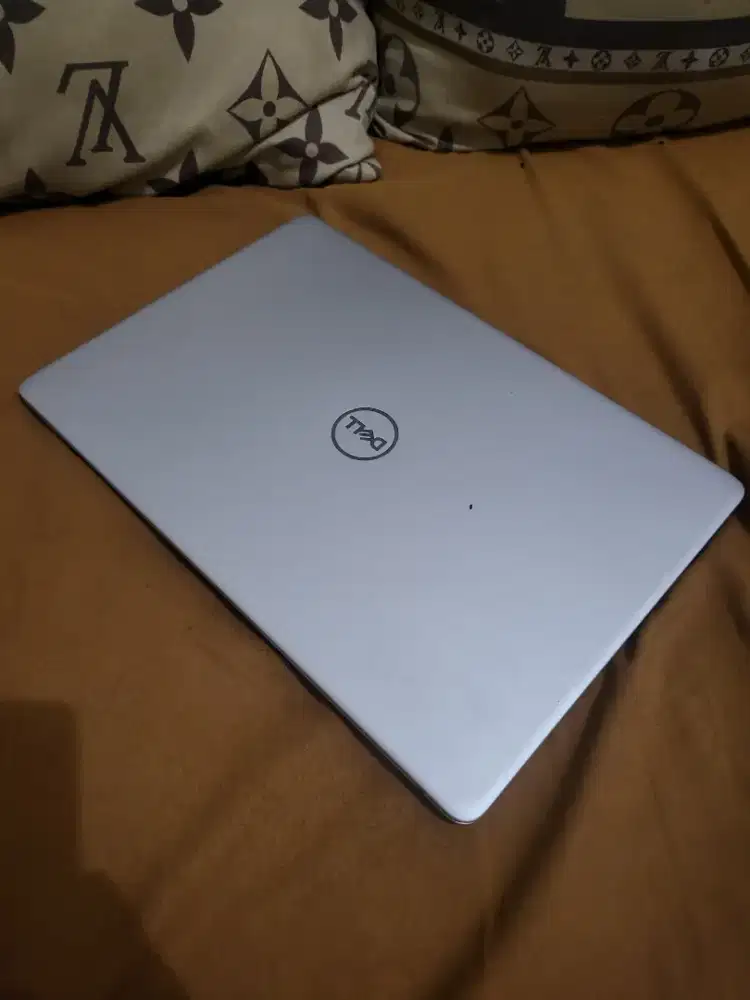 Laptop Core i5 Gen8 Dual VGA 2GB UHD, Radeon Dell Inspiron 5370