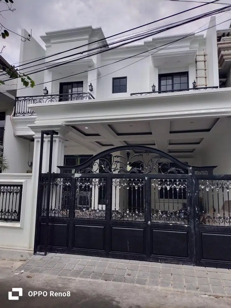 Di Jual Rumah Mewah Ada Kolam renang Di Kejaksaan Ciledug