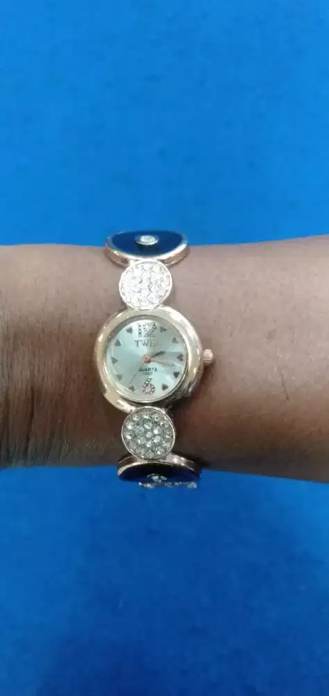 Di jual jam tangan cew original dan asli murah aja