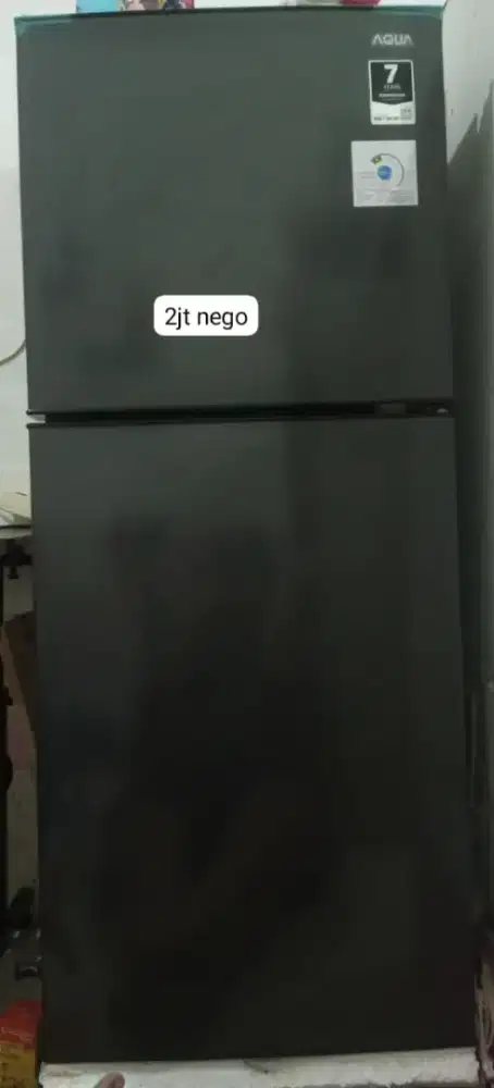 Kulkas 2 pintu merek AQUA