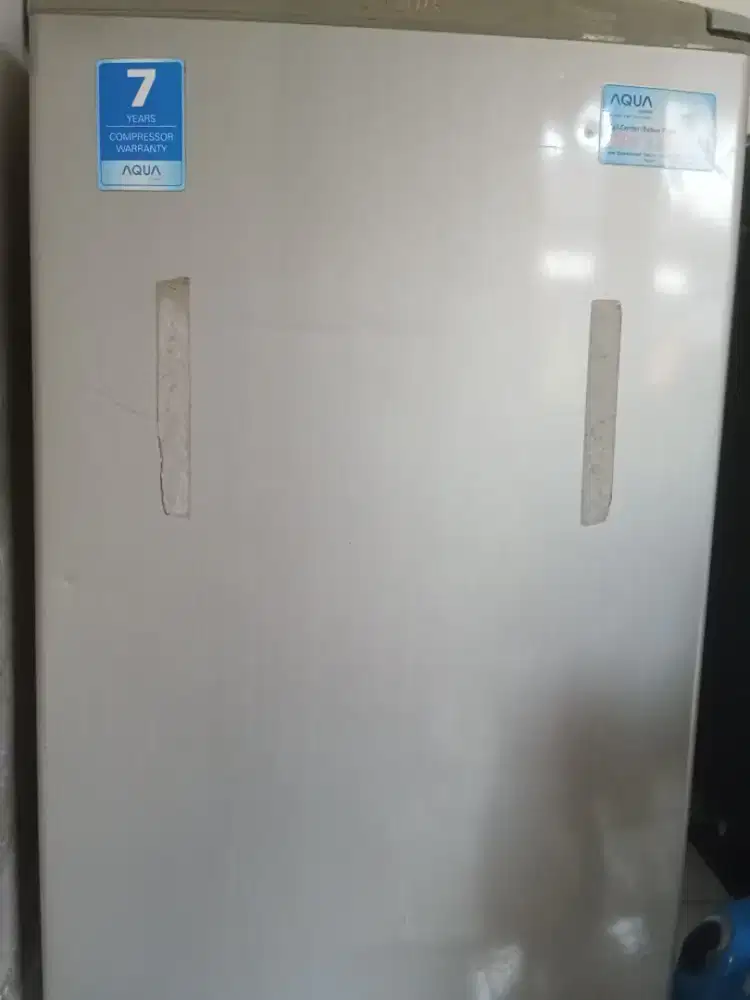 Kulkas frizeer merek AQUA