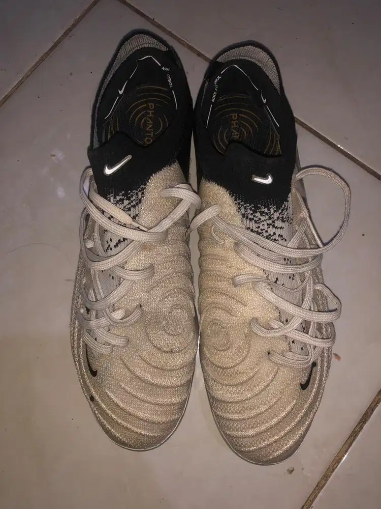 Sepatu bola Nike