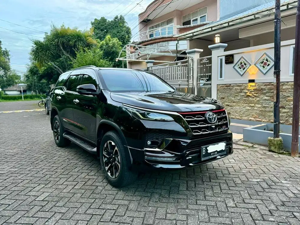 Toyota Fortuner 2.4 Diesel Matic TRD Last Edition 50th Aniv 2021 Hitam