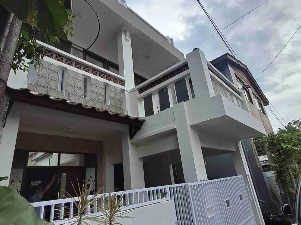Rumah 3 lantai lebar muka 6m hadap Utara dengan rooftop + gazebo dan garden