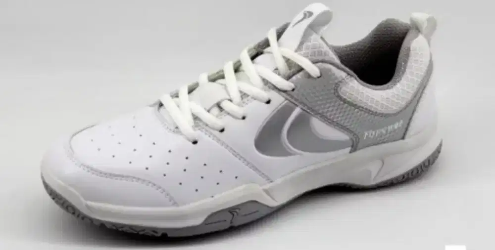 Sepatu badminton merk flypower