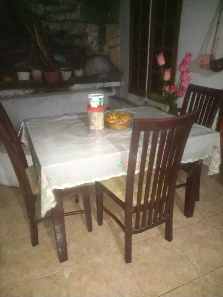 Dijual Meja Makan dan Lemari Pakaian