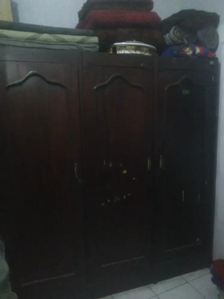 Lemari Pakaian 3 Pintu