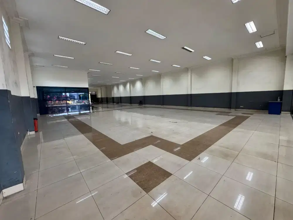 DIJUAL ATAU DISEWAKAN SHOWROOM MOBIL LOKASI STRATEGIS