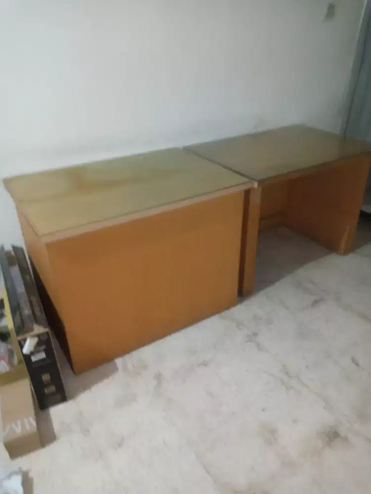 2 Buah MEJA KANTOR ex Bank