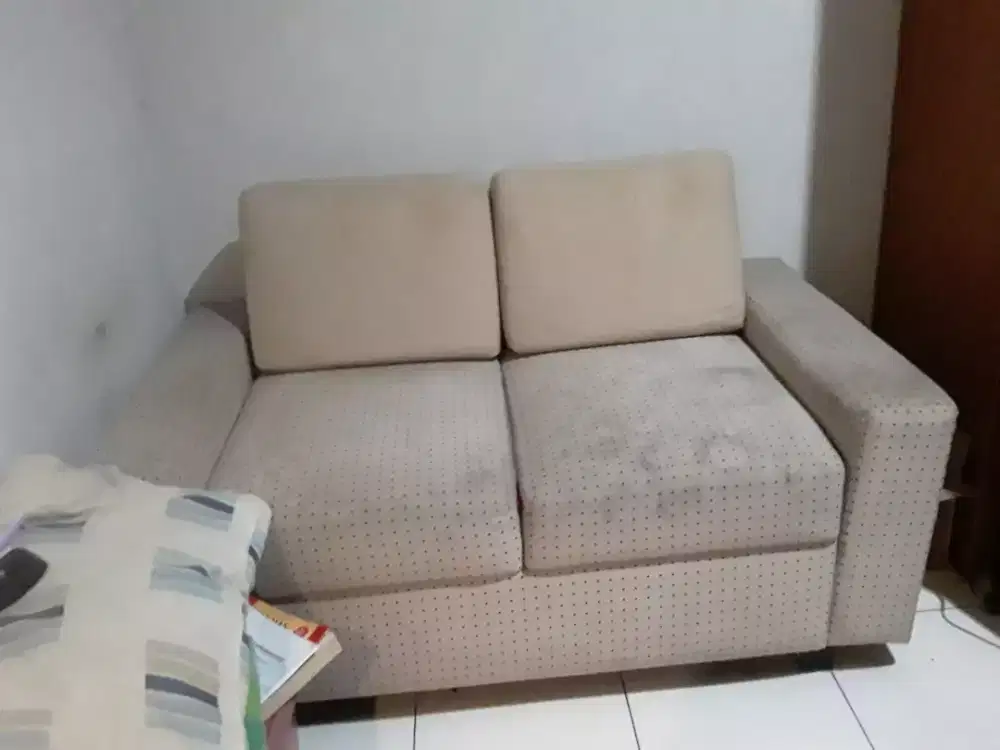 Sofa bekas dua bantal