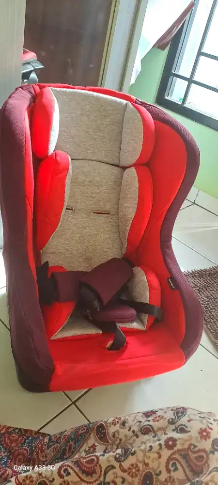 Car sit warna merah abu