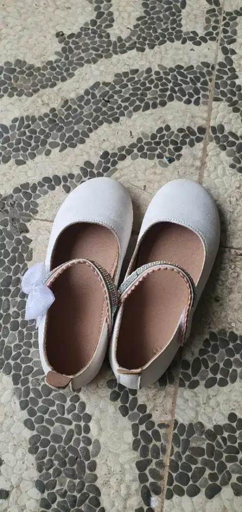 Sepatu anak perempuan