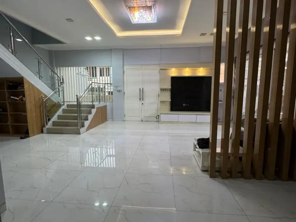 Rumah Baru 3 Lantai Posisi Hook di BCS, Kelapa gading  | SHM | 8 KT | 5,8M Nego