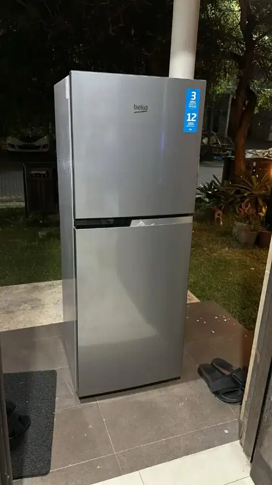 Kulkas 2 pintu warna abu-abu