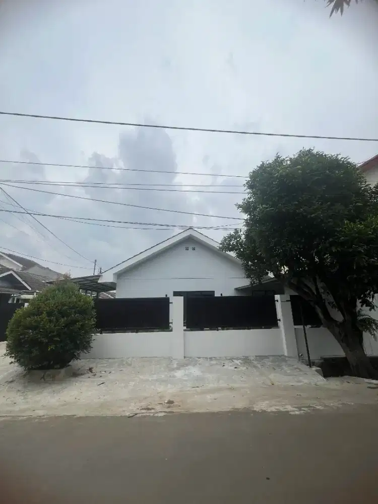 DISEWAKAN RUMAH DI KOMPLEK SARANA INDAH CIPUTAT,  HALAMAN RUMPUT LUAS