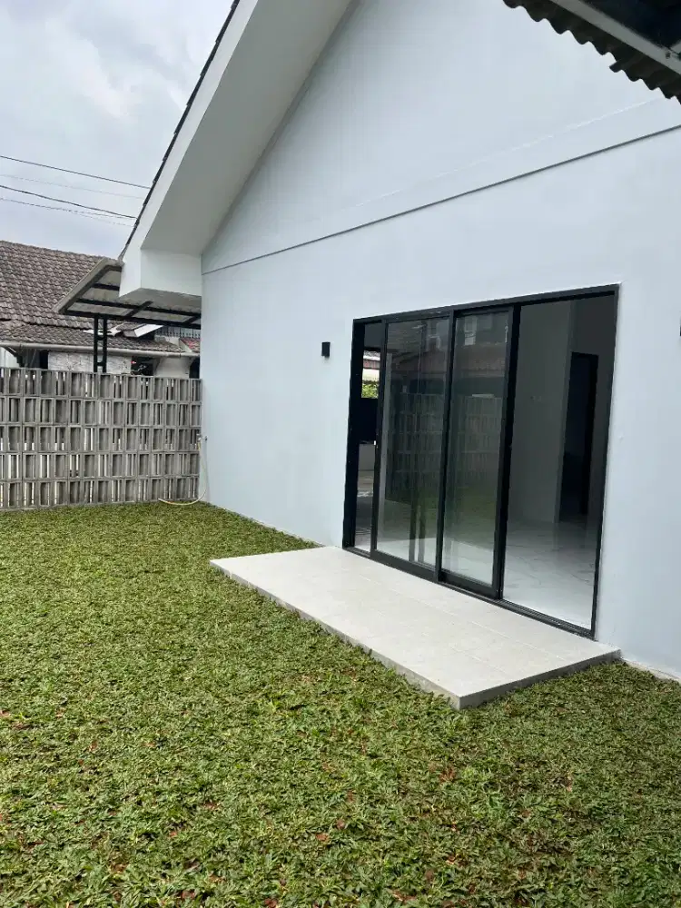 DISEWAKAN RUMAH DI KOMPLEK SARANA INDAH CIPUTAT,  HALAMAN RUMPUT LUAS